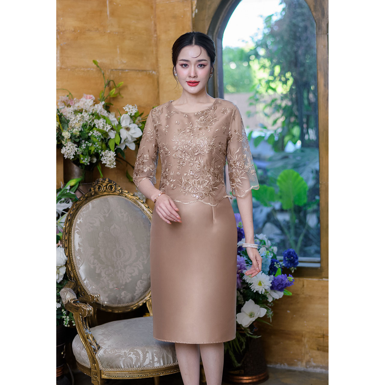 kudapy เดรสสั้นสีชมพู/สีน้ำตาล ผ้าไหมช่วงบนดีไซน์เย็บคลุมด้วยลูกไม้ซีทรูปักลายดอกไม้