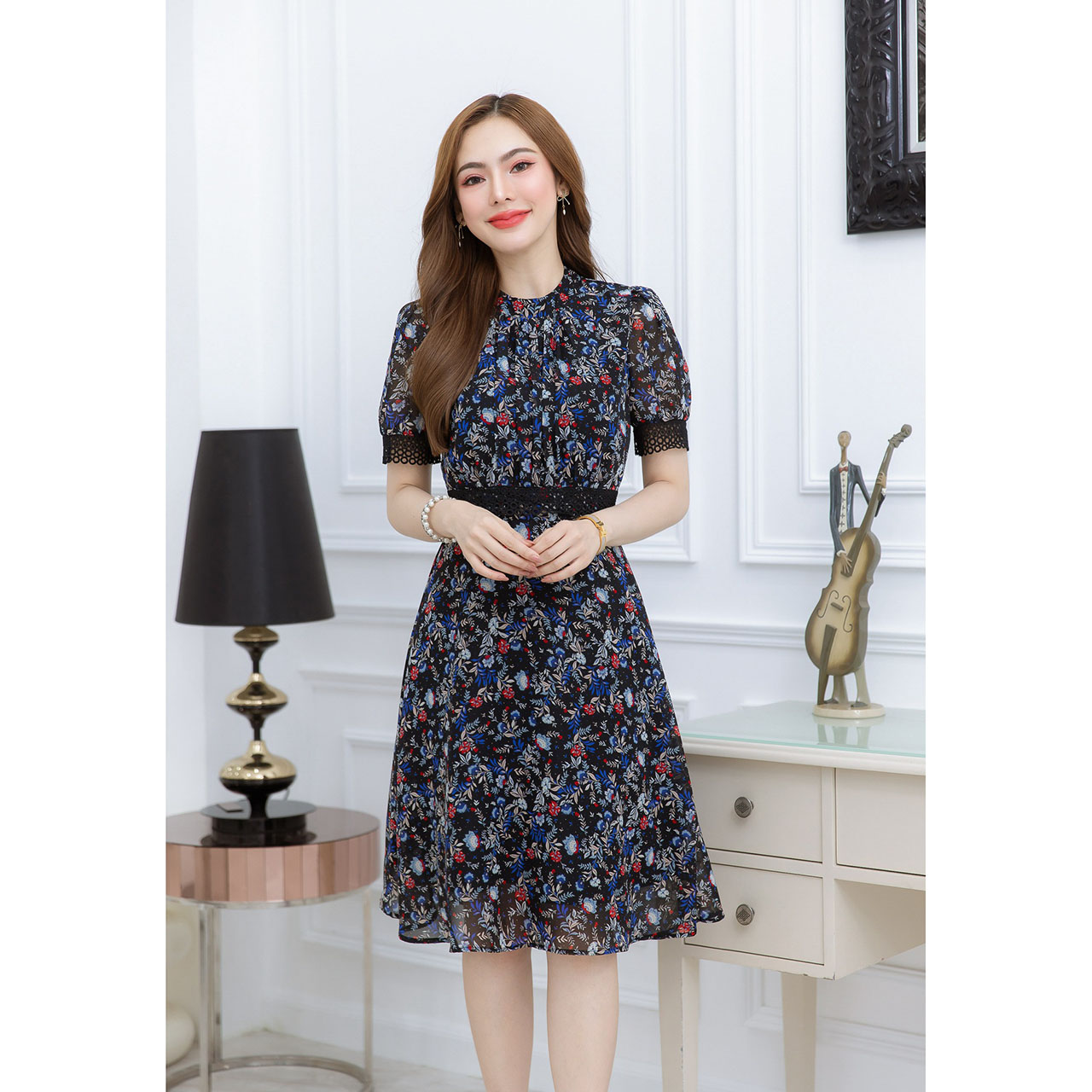 kudapy เดรสชีฟองลายดอกน่ารัก แพทเทิร์นสวย เป็นดีไซน์คอสูง เย็บเป็นจีบช่วงอกให้ดูมีเลเยอร์ เพิ่มความสวยด้วยลูกไม้แต่งช่วงปลายแขน