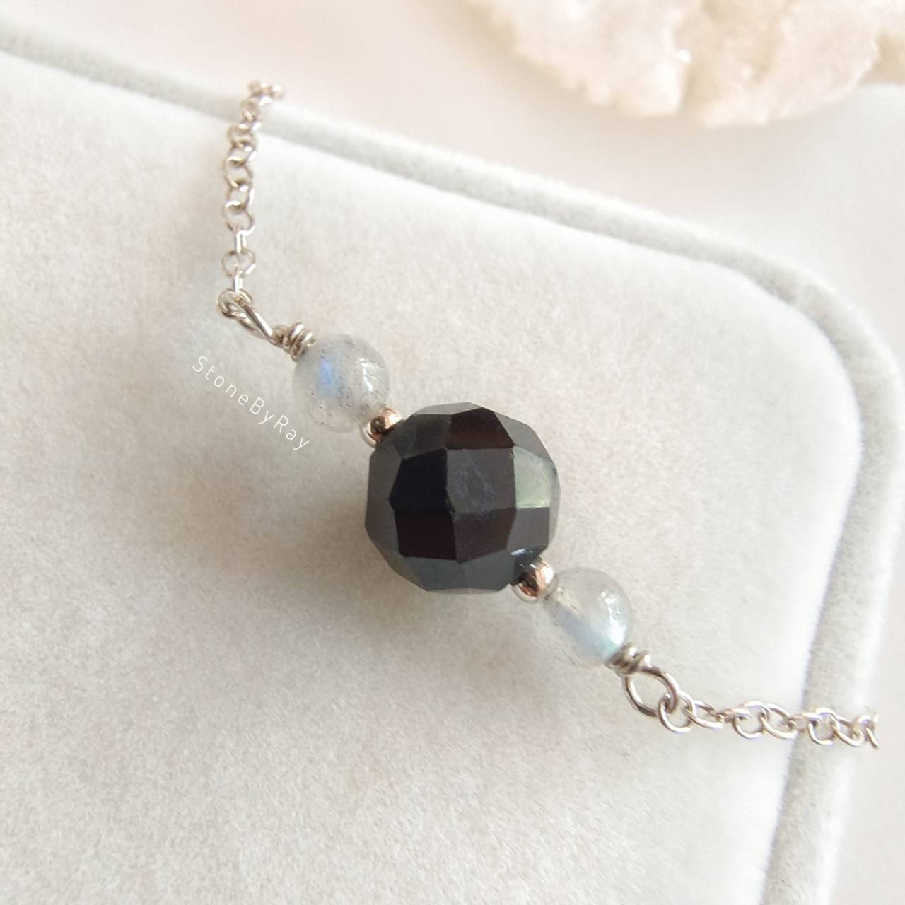 สร้อยข้อมือเงินหินนิลเจียรเหลี่ยม Black Spinel