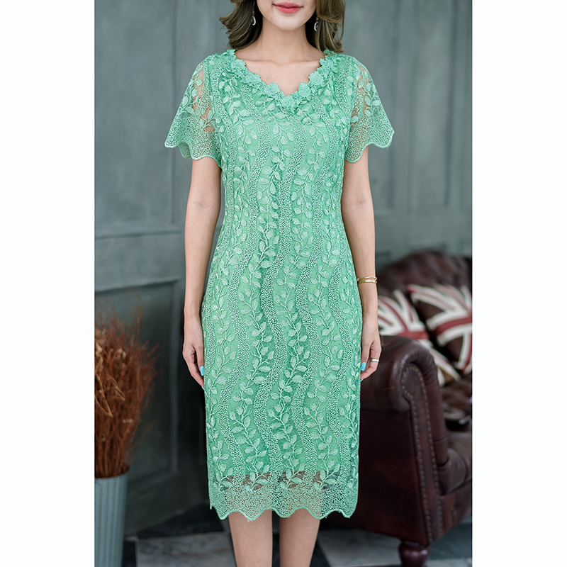 kudapy เดรสสั้นสีเขียว/สีดำ ผ้าลูกไม้เงาทอลายผ้าผสมเลื่อมสวยงาม รอบคอตกแต่งดอกไม้รอบคอสวยหวาน