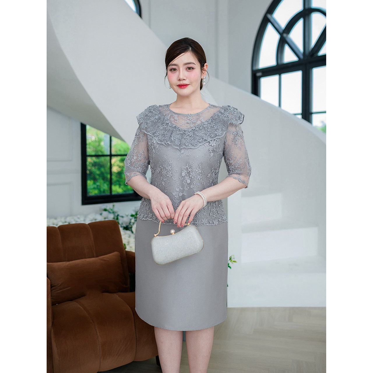 kudapy เดรสผ้าไหมลูกไม้แต่งเลื่อม งานดีไซน์แต่งระบายช่วงอกรอบตัว แขนศอก ความยาวกำลังดี งานปักลายลูกไม้ลายชัด