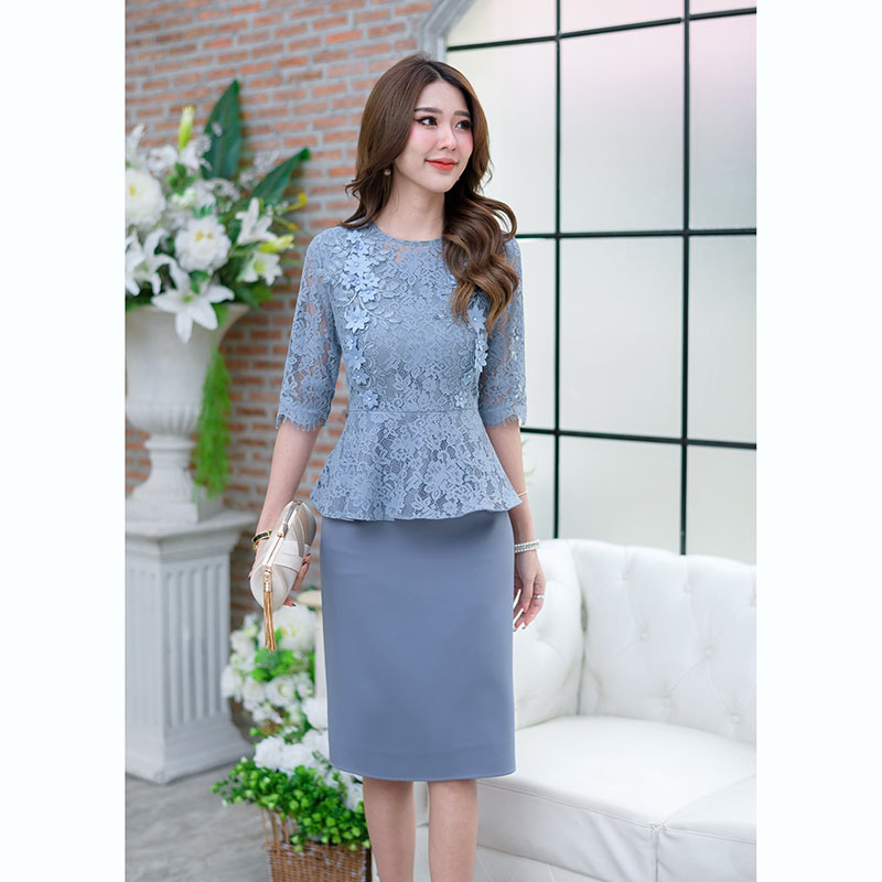 kudapy เดรสสั้นสีเทาฟ้า/สีดำ ผ้าลูกไม้แขนศอกแต่งดอกไม้ช่วงอกงานสวยหวานค่ะ เอวเป็นเอวระบาย กระโปรงเป็นงานผ้าพื้น