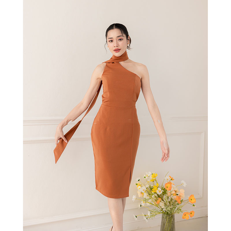 kudapy เดรสสั้นสีน้ำตาลอิฐ/สีเขียว/สีกรม/สีขาว เดรสเปิดไหล่ใส่ออกงาน เฟี้ยสๆ เรียบ หรู ดูแพง