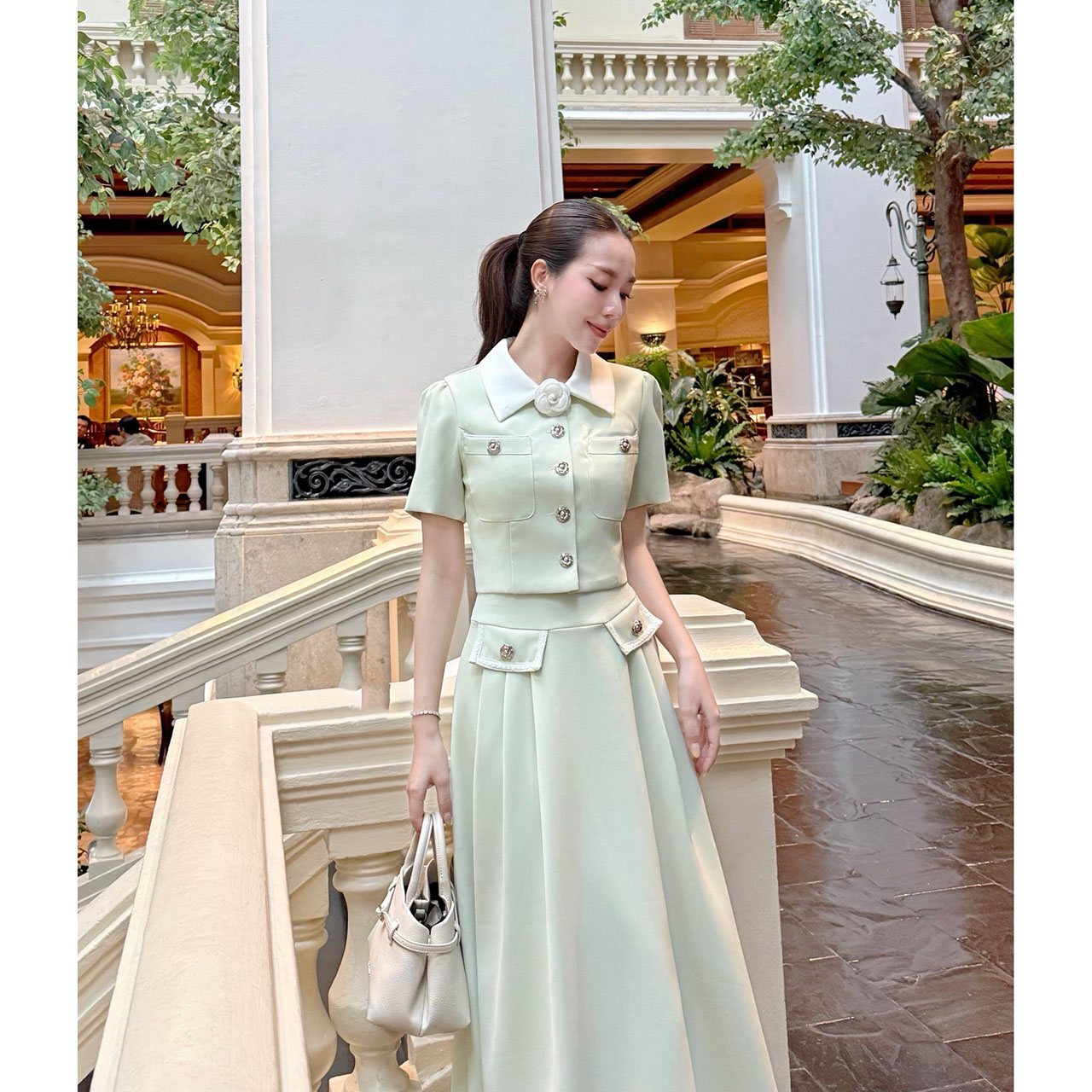 kudapy ชุดเซ็ทเสื้อทรงครอป กระดุมจริงรูปดอกไม้สีเงิน แต่งปกสีขาว มาพร้อมกับกระโปรงยาวซิปหลัง แต่งกระเป๋าหลอกด้านหน้า