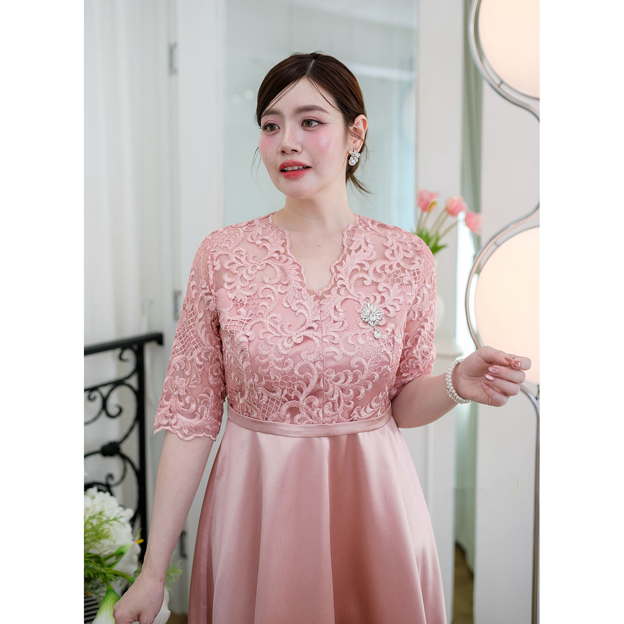 kudapy เดรสสั้นสีชมพูโรสโกลด์/สีกรม เดรสออกงาน ลูกไม้ช่วงตัวเสื้อเป็นงานปักสวยๆช่วงคอใช้เชิงผ้าแต่งเป็นคอวีสวย