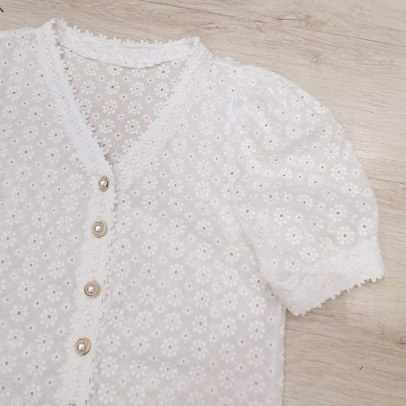 kudapy เสื้อคอตตอนฉลุลายสีขาว,สีเหลือง ดอกเนื้อดี ทรงหวานๆ แต่งคอลูกไม้ กระดุมมุกมีความหรูหรา งานน่ารักมากๆ สาวๆหาเสื้อใส่ทำงาน