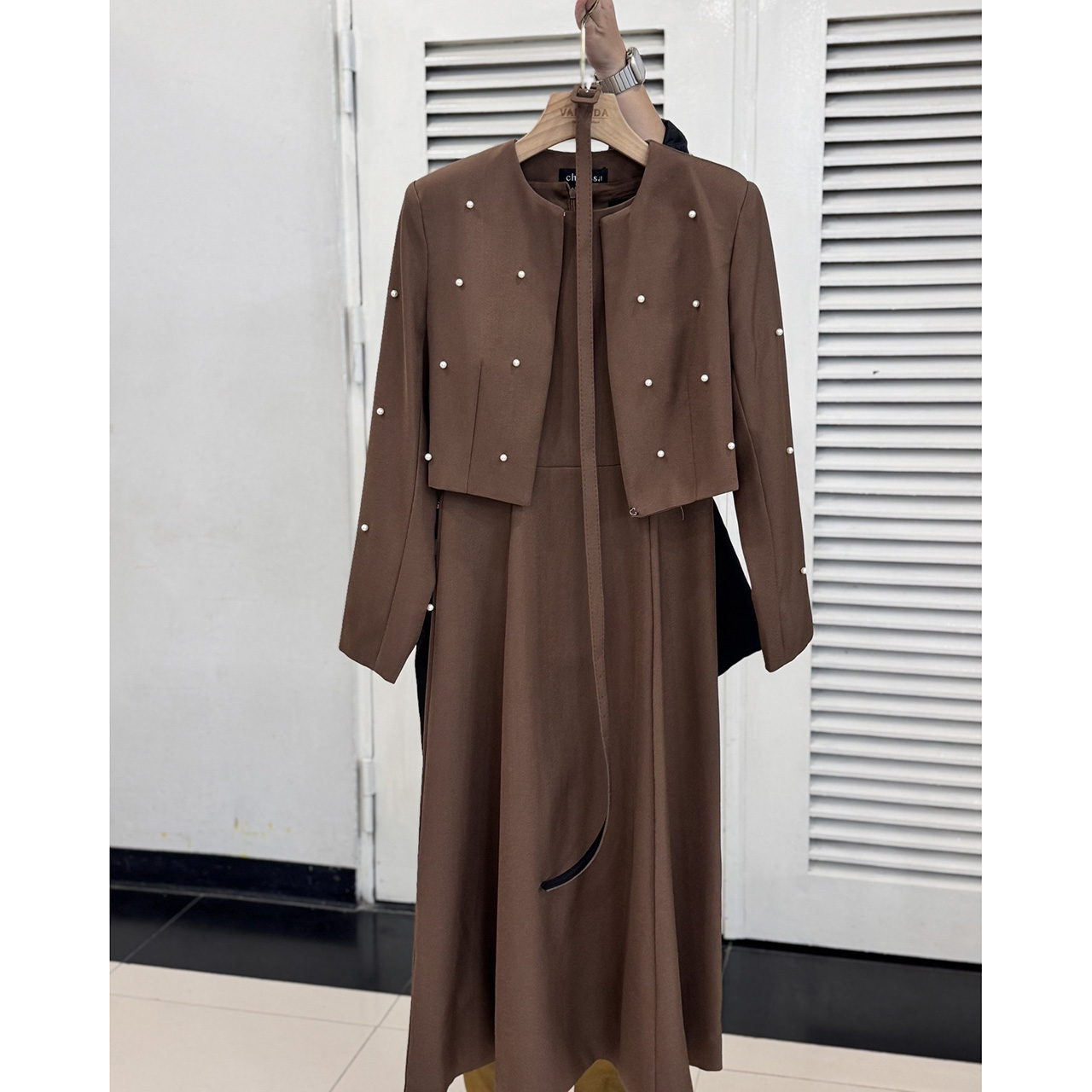 kudapy เซ็ท 3 ชิ้น เดรสออกมาให้เข้ารูปเอวสูง มีฟองน้ำในตัว ซิปด้านหลัง เสื้อครอปสวยหรูด้วยการตกแต่งไข่มุก มีตะขอติดเสื้อให้ ครอปมีรองบ่าบางๆ