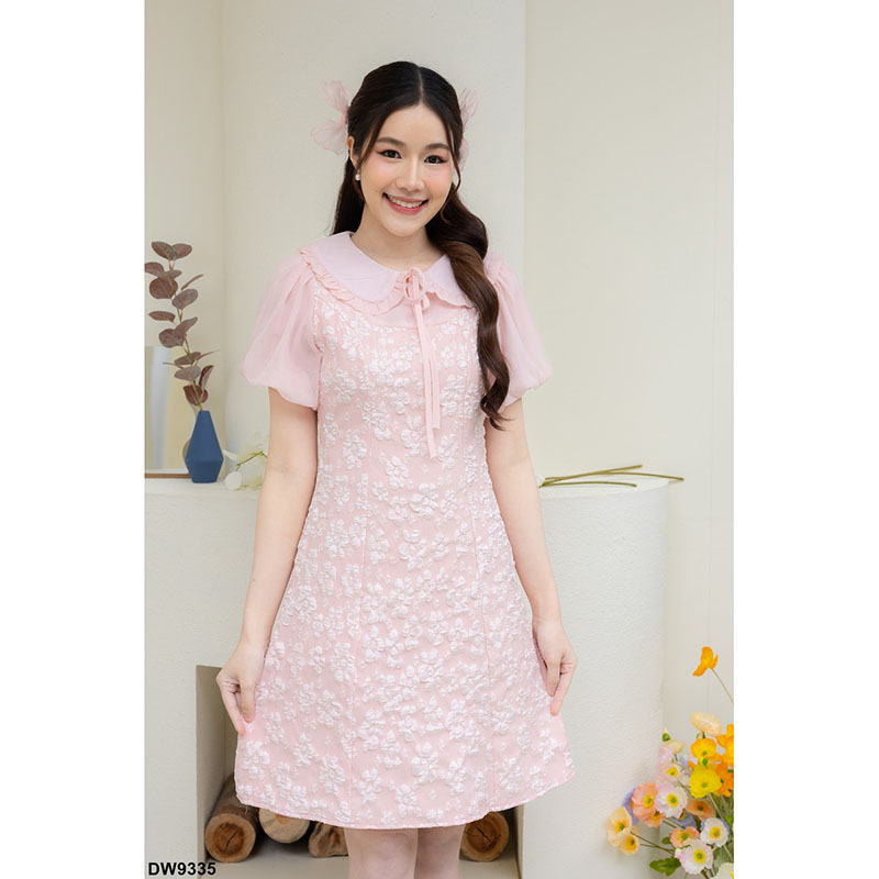 kudapy เดรสสั้นสีชมพู/สีขาว/สีดำ ผ้านูนลายดอกแขนตุ๊กตา งานซิปซ่อนด้านหลัง ใส่สวยไม่ซ้ำ