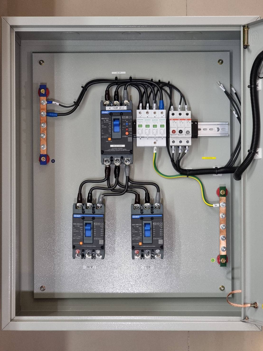 ตู้คอมบายเนอร์ เบรคเกอร์ เอซี (AC) สำหรับระบบโซล่าเซลล์ 2วงจร เข้า2ออก1 (อินเวอร์เตอร์ 2ตัว) AC Switch Box (CB Box) 2Inverter 2 IN 1 OUT