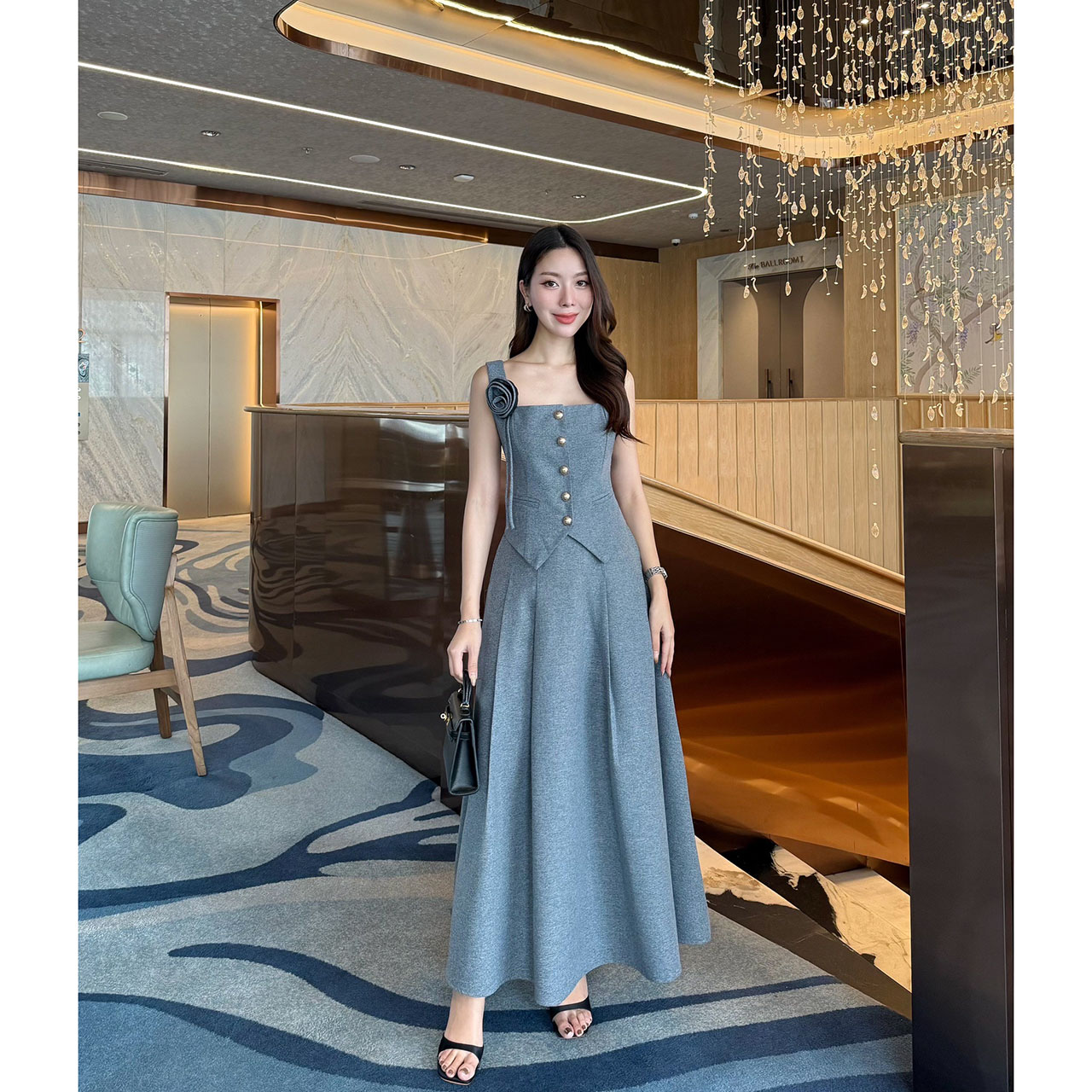 kudapy Set 3 ชิ้น : เสื้อแขนกุด+กระโปรง+เข็มกลัดดอกไม้ เซ็ทเสื้อแขนกุดมาพร้อมกระโปรงยาวทรงปล่อย เสื้อเป็นกระดุมจริง ตกแต่งกระเป๋าหลอกด้านหน้าซ้ายขวา