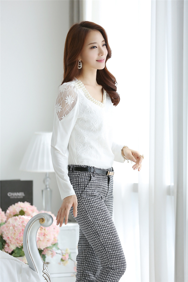 kudapy เสื้อลูกไม้สีขาว แฟชั่นเกาหลี แต่งลายลูกไม้ด้านหน้า ปักมุกที่คอ ช่วงไหล่แต่งลูกไม้บาง