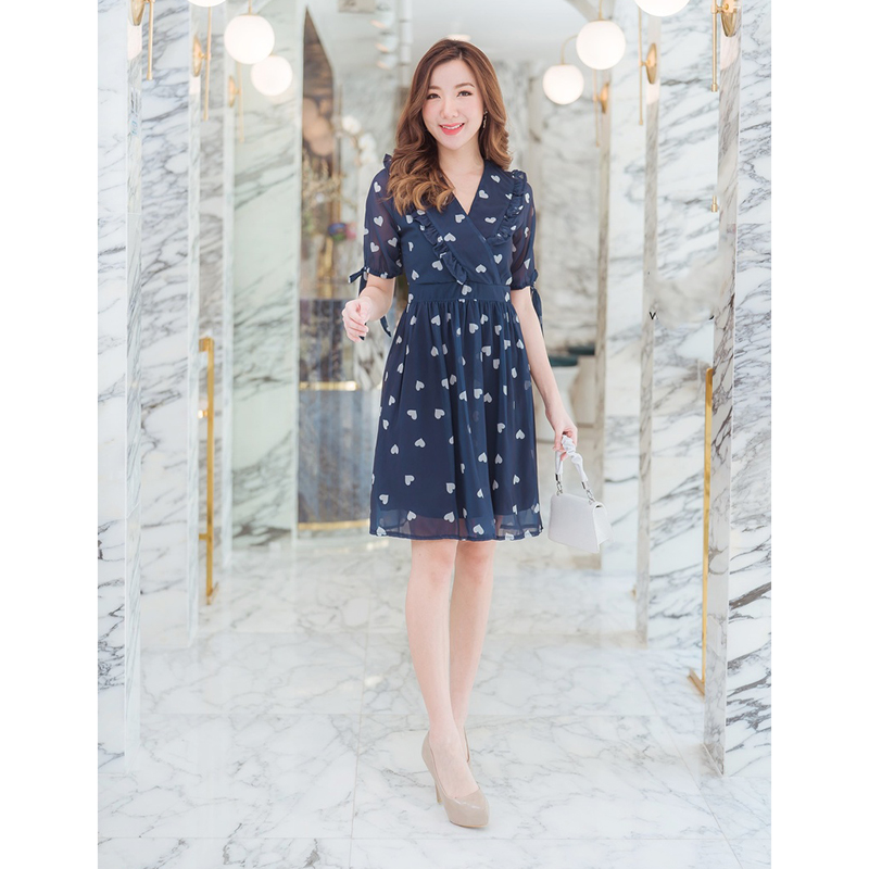 kudapy เดรสสั้นคอวีแขนสั้นผูกโบว์สีกรม/สีชมพู/สีครีม หัวใจอกระบายใส่ดูดีน่ารัก