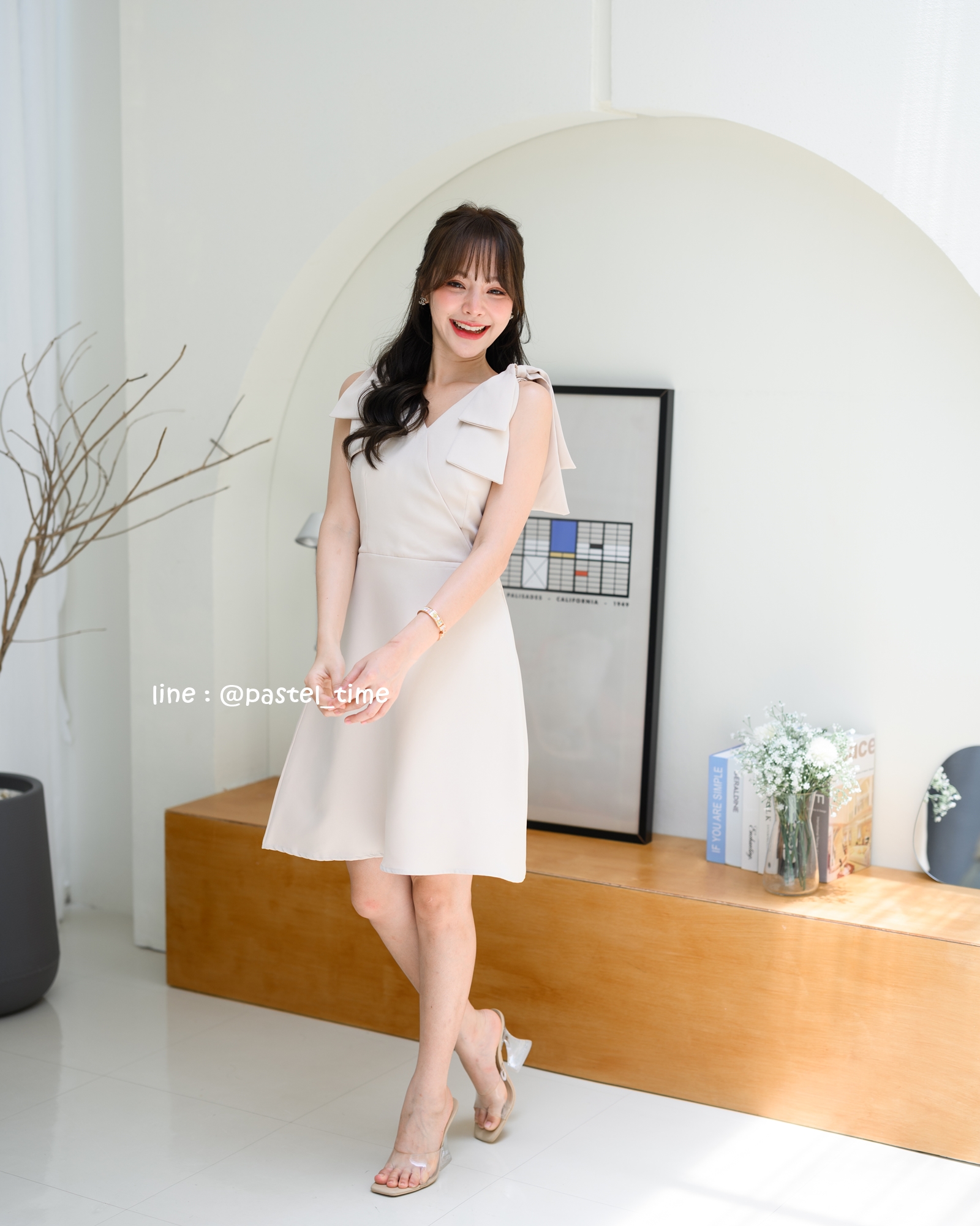 kudapy เดรสสั้นสีเขียว/สีชมพู/สีฟ้าคราม/สีครีม ดีไซน์ใหม่ ช่วงไหล่แต่งโบว์ 2 ข้าง ทรงเสื้อเป็นคอวีป้าย ต่อด้วยกระโปรงทรงเอ ใส่ได้ทั้งออกงาน