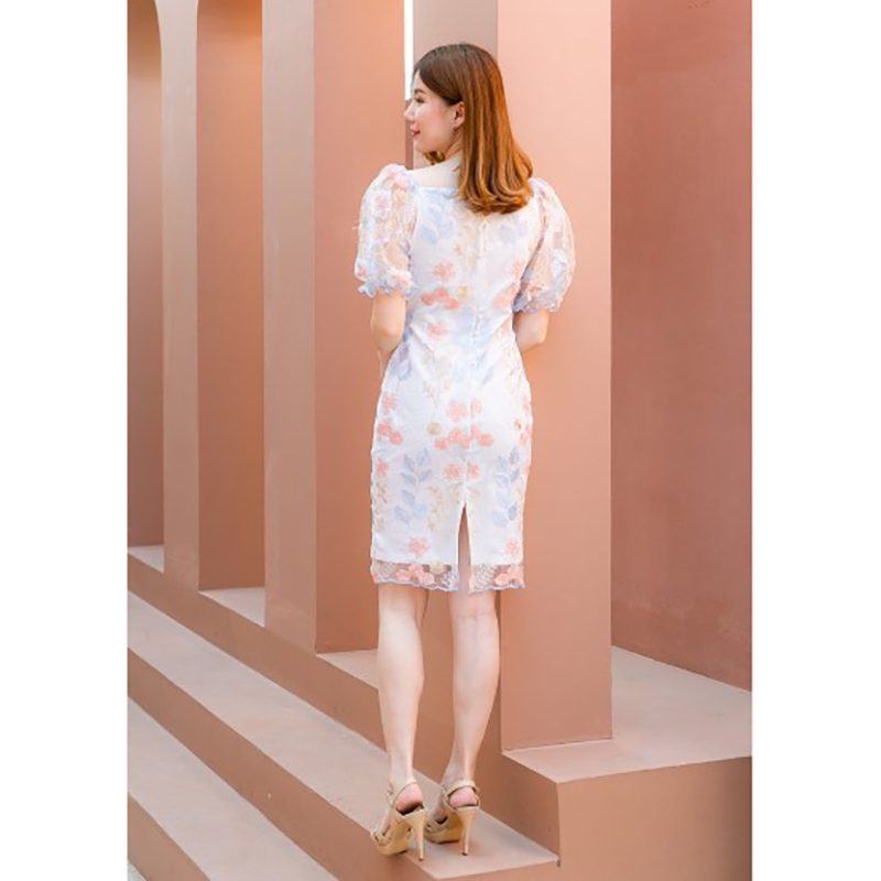 kudapy เดรสสั้นสีฟ้าขาว ผ้าโปร่งปักลายดอกไม้สีสวย ซับในด้วยผ้าซาร่า