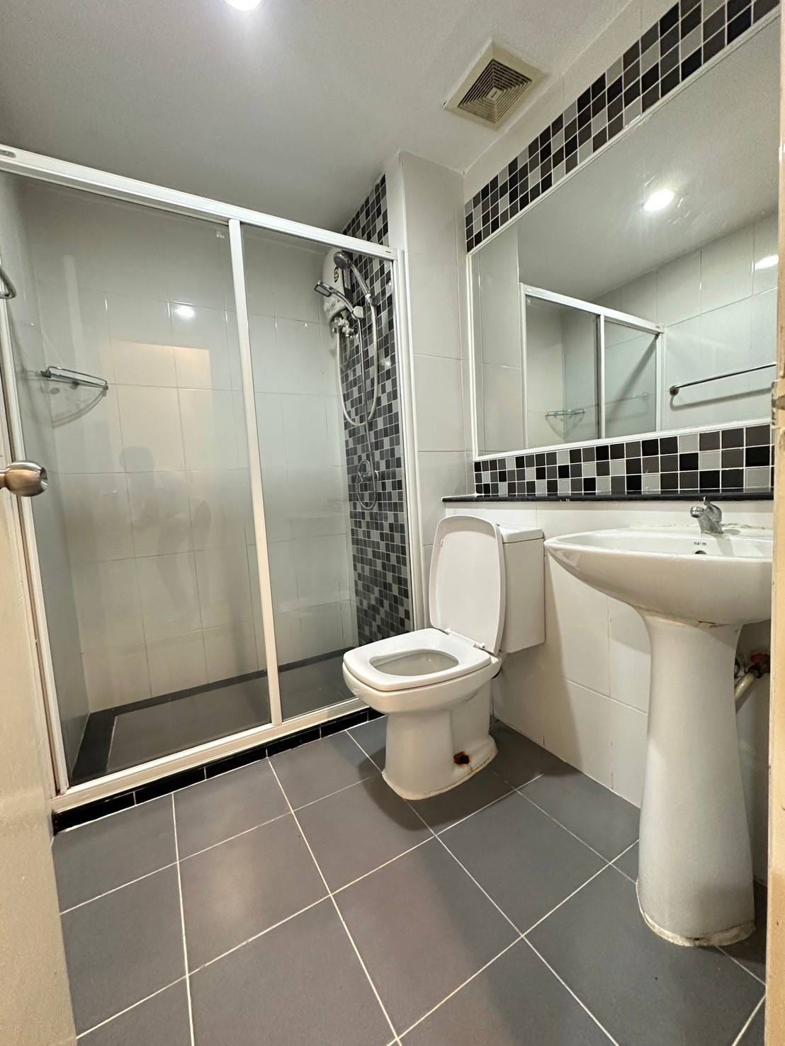 ปล่อยเช่าคอนโด Regent Home 15 แจ้งวัฒนะ (รีเจ้นท์ โฮม 15 แจ้งวัฒนะ) - เฟอร์เครื่องใช้ไฟฟ้าครบครั้น - การเดินทาง: BTS MRT วัดพระศรีมหาธาตุ