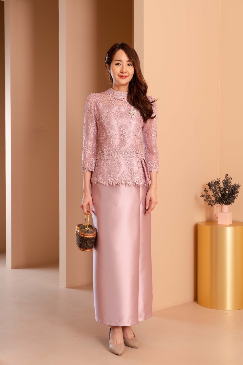 kudapy ชุดไปงานแต่งสีชมพูโรสโกลด์ เสื้อลูกไ้มฝรั่งเศษอย่างดี มีซับในซิบหลัง กับผ้าถุงสีเดียวกัน ใส่คู่นี้เกิดมากค่าแม่