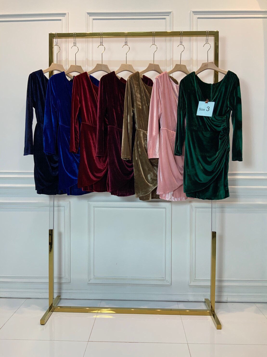 kudapy ชุดราตรีสั้นคอวีแขนยาวผ้ากำมะหยี่ ทรงเข้ารูป สีม่วง ,แดงไวน์ ,แดงเลือดหมู ,เทา ,เขียว ,น้ำตาลทอง ,น้ำเงินสด