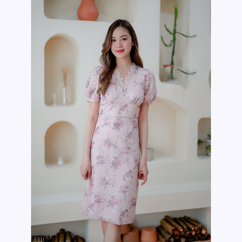kudapy เดรสสั้นสีครีม/สีชมพู ผ้าทอแขนจั๊มขอบลูกไม้ แต่งดีเทลตามแบบ งานสวยหรู ดูดีมากค่ะ มีซับใน ซิบหลังอย่างดีค่ะ