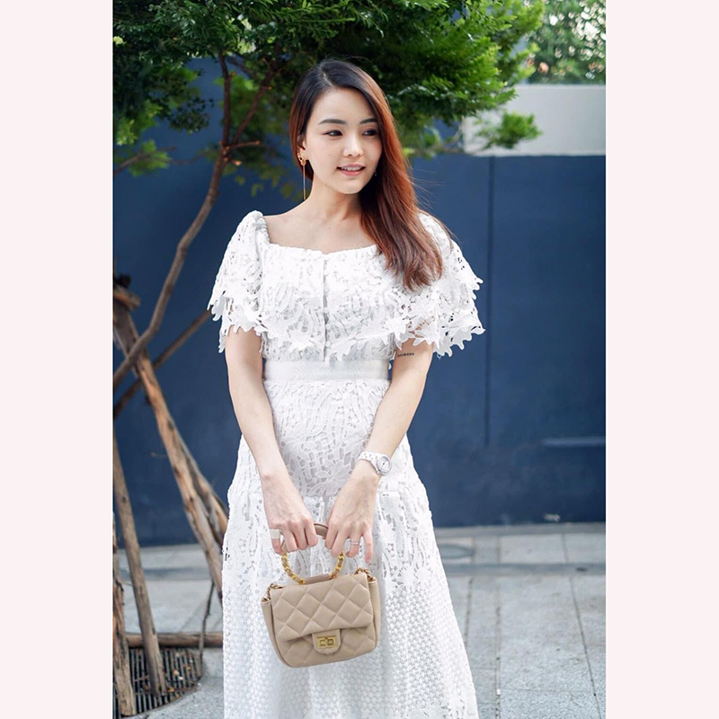 kudapy เดรสยาวสีขาว ลูกไม้เปิดไหล่ ลูกไม้เนื้อดีเกรดพรีเมี่ยมทรงเข้ารูปสวย ต่อระบายช่วงสะโพก ใส่เป็นเปิดไหล่ได้