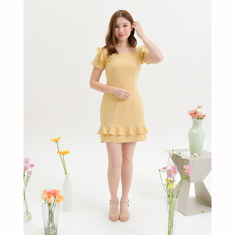kudapy เดรสสั้นสีส้มอิฐ/สีเขียว/สีเหลือง/สีชมพู คอเหลี่ยม ดีไซน์น่ารัก มีระบายที่รอบแขนและช่วงชายเดรสเพิ่มความหวาน ใส่ง่ายได้หลายโอกาส