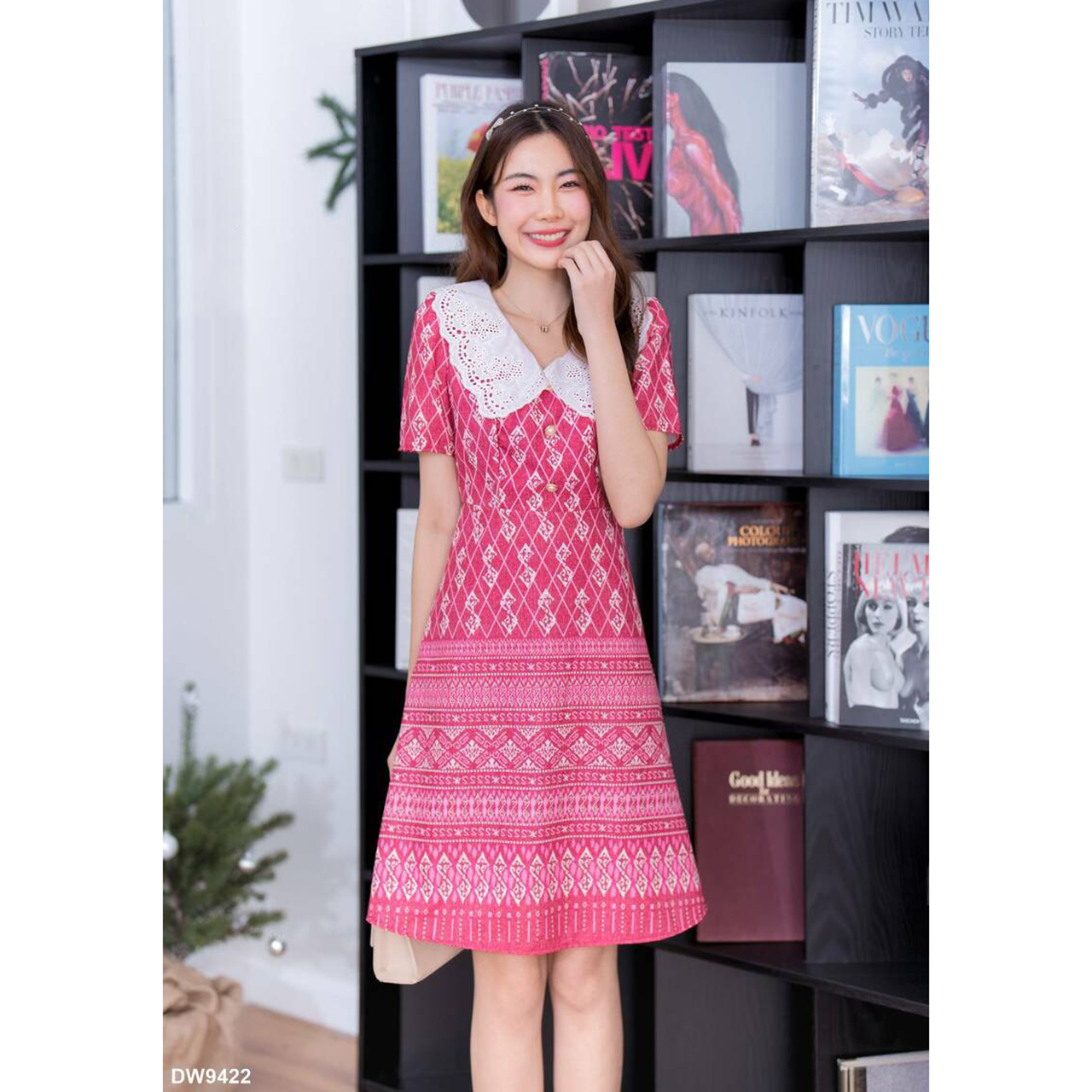 kudapy เดรสสั้นสีเขียว/สีชมพู/สีแดง ทรงบานผ้าไทยแต่งคอปกลูกไม้