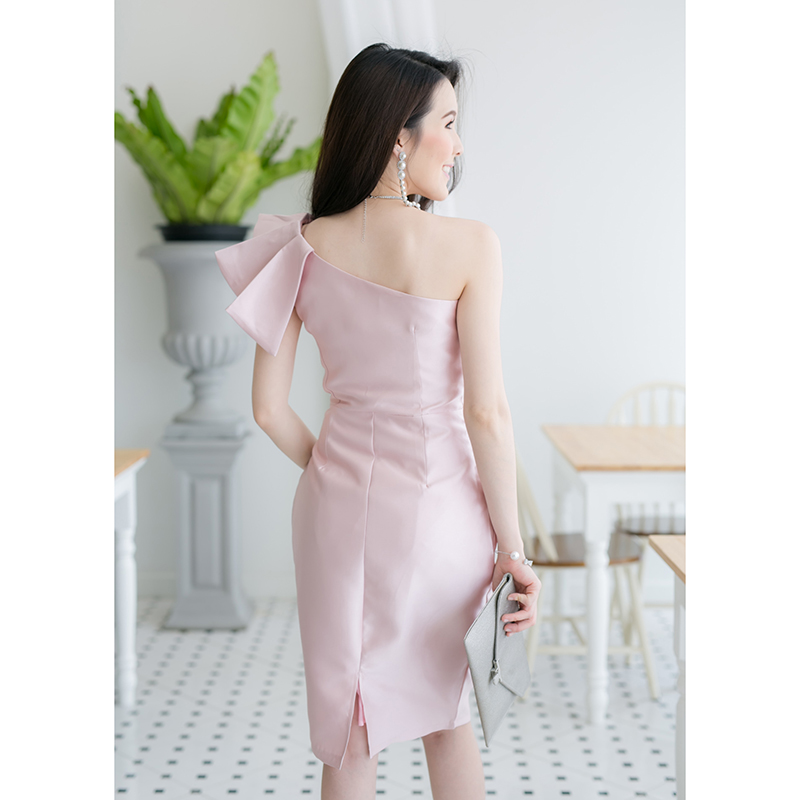 kudapy เดรสสั้นไหล่เเดี่ยวสีชมพู เดรสปาดไหล่เฉียงข้าง ไหล่แต่งระบายเป็นชั้นซ้อนกัน งานสวยมากค่ะ มีซับในซิบหลังอย่างดีนะคะ