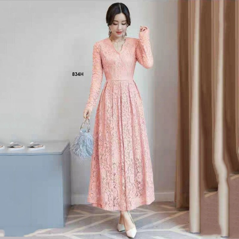 kudapy เดรสยาวสีเทา/สีขาว/สีโอรส/สีแดงเลือดหมู ลูกไม้แขนศอก คอวีป้ายหน้า (ช่วงบนไม่มีซับใน)งานลูกไม้ลายสวยหรู เย็บบุซับในช่วงกระโปรงอย่างดี