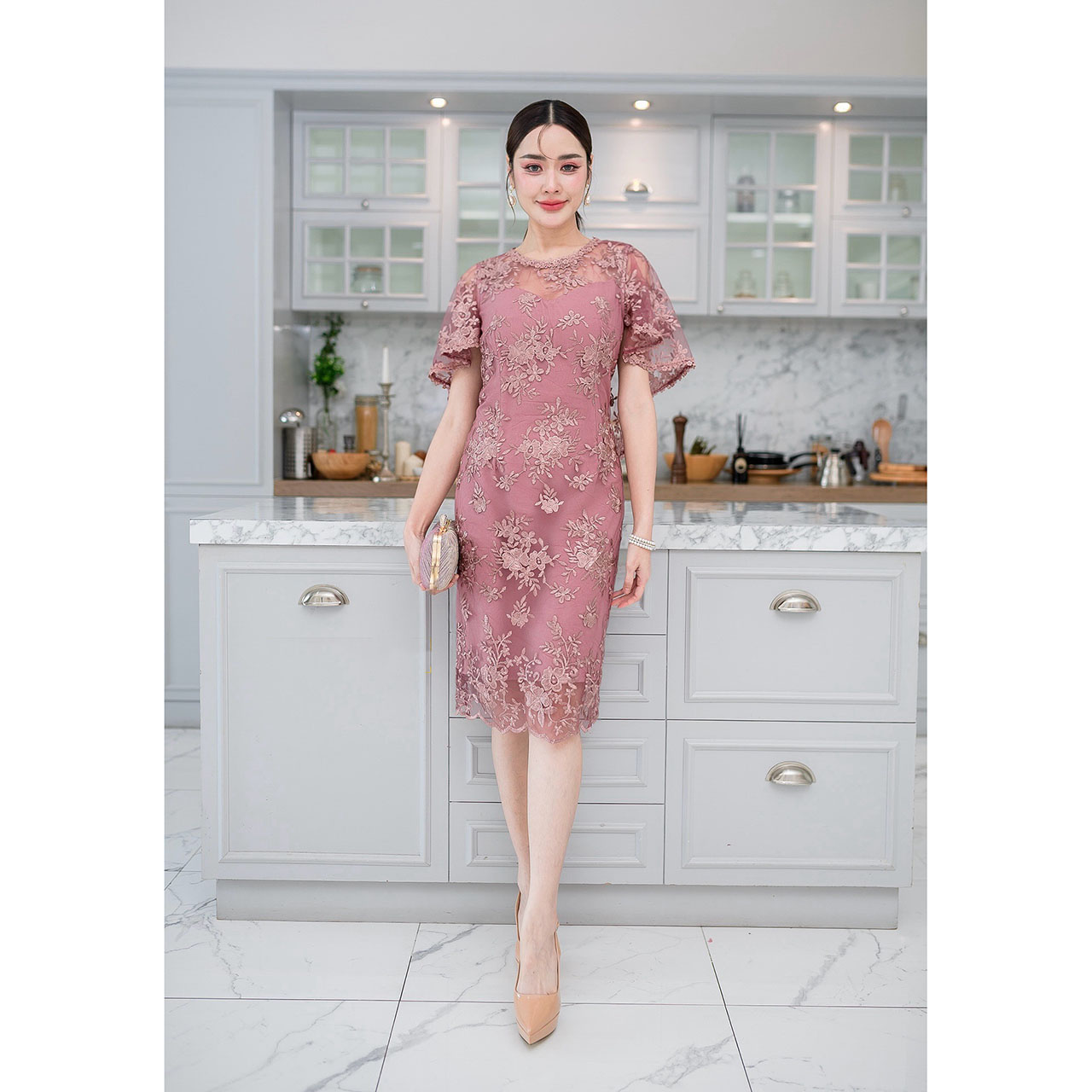 kudapy เดรสสั้นสีเหลืองนวล/สีกะปิ ผ้าลูกไม้บุหงา พื้นผ้าลูกไม้เป็นผ้าตาข่าย ปักลายสวย