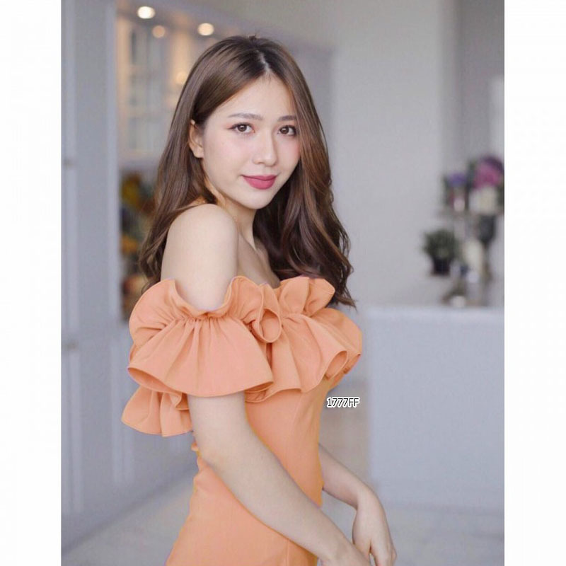 kudapy เดรสปาดไหล่ ระบายรอบน่ารัก แอบเซ็กซี่ งานมีซิปซ่อนหลัง ตีเกล็ดหน้าหลัง เอวไม่สม็อค ทรงเข้ารูป