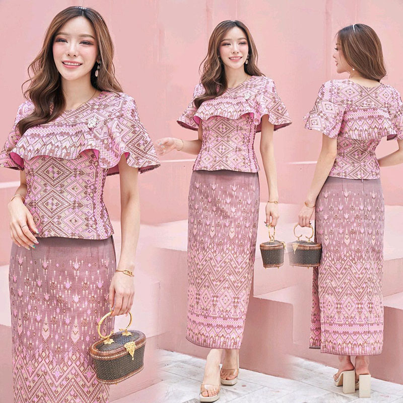 kudapy ชุดเซ็ทผ้าฝ้ายทอลายแพรวาสีชมพู เสื้อทรงสั้นเอวระบาน แต่งดีเทลรอบอกเป็นจีบสวยดูดี ออกงานเรียบร้อยมากๆ