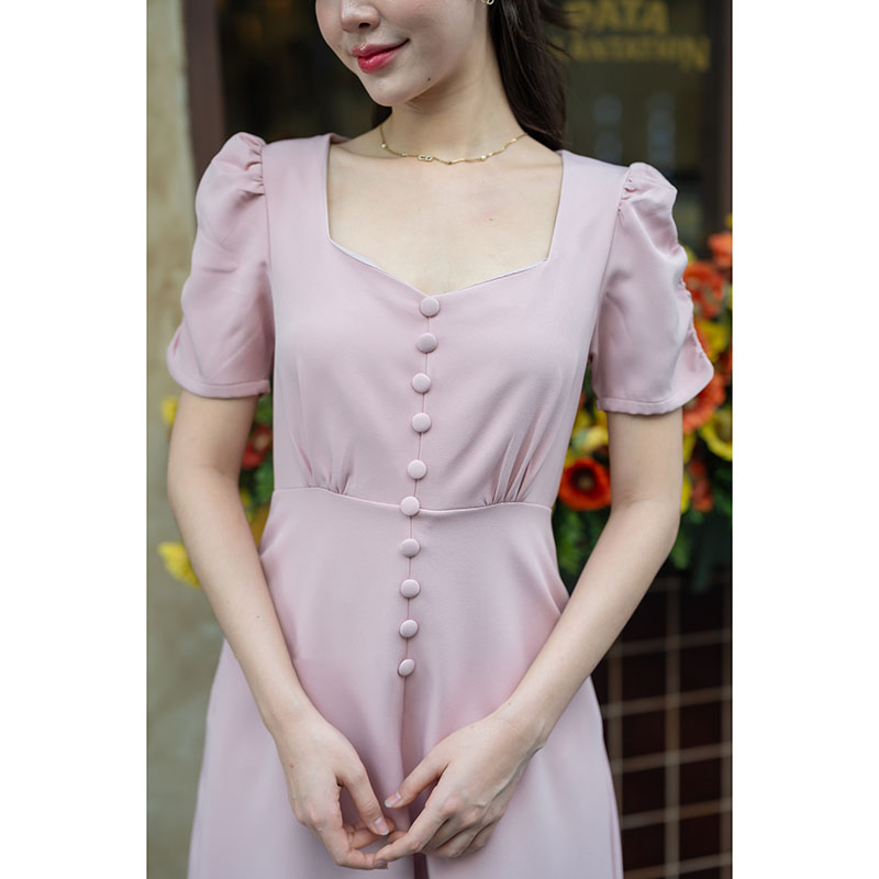 kudapy เดรสสั้นสีชมพู/สีกรม/สีครีม/สีเขียวมัทฉะ ช่วงเสื้อช่วงอกทำเป็น Curve ใส่แล้วดูเพรียว แขนจับรูดสม็อคด้านข้าง แต่งช่วงลำตัวด้วยกระดุมปั๊มเรียงสวย เหมือนเป็นชุดผ่าหน้า