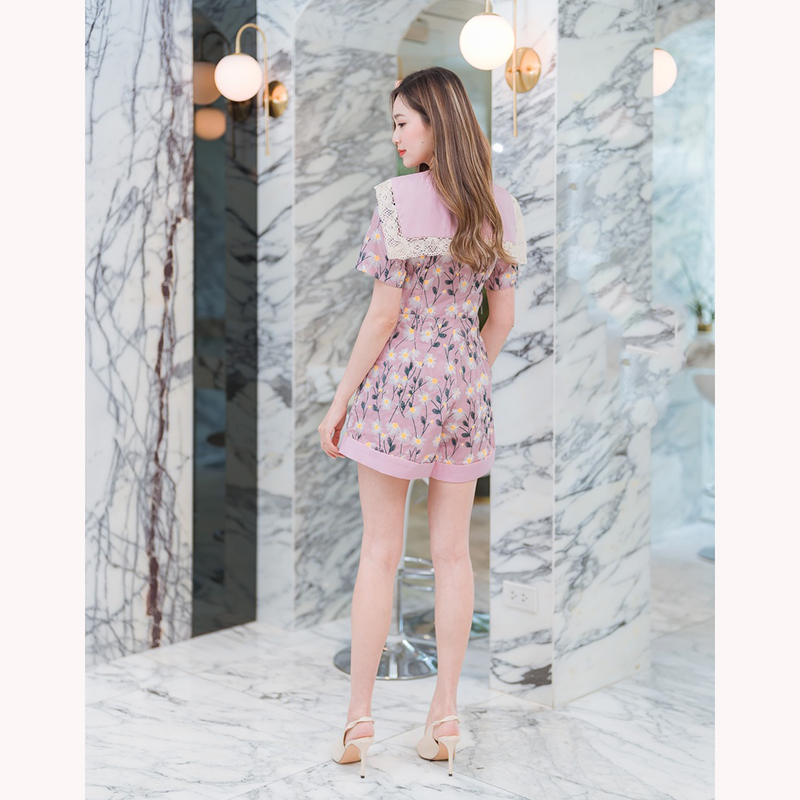 kudapy จั๊มสูทขาสั้นสีชมพู กางเกงลายดอกไม้มีปกผูกเชือกกลางอก