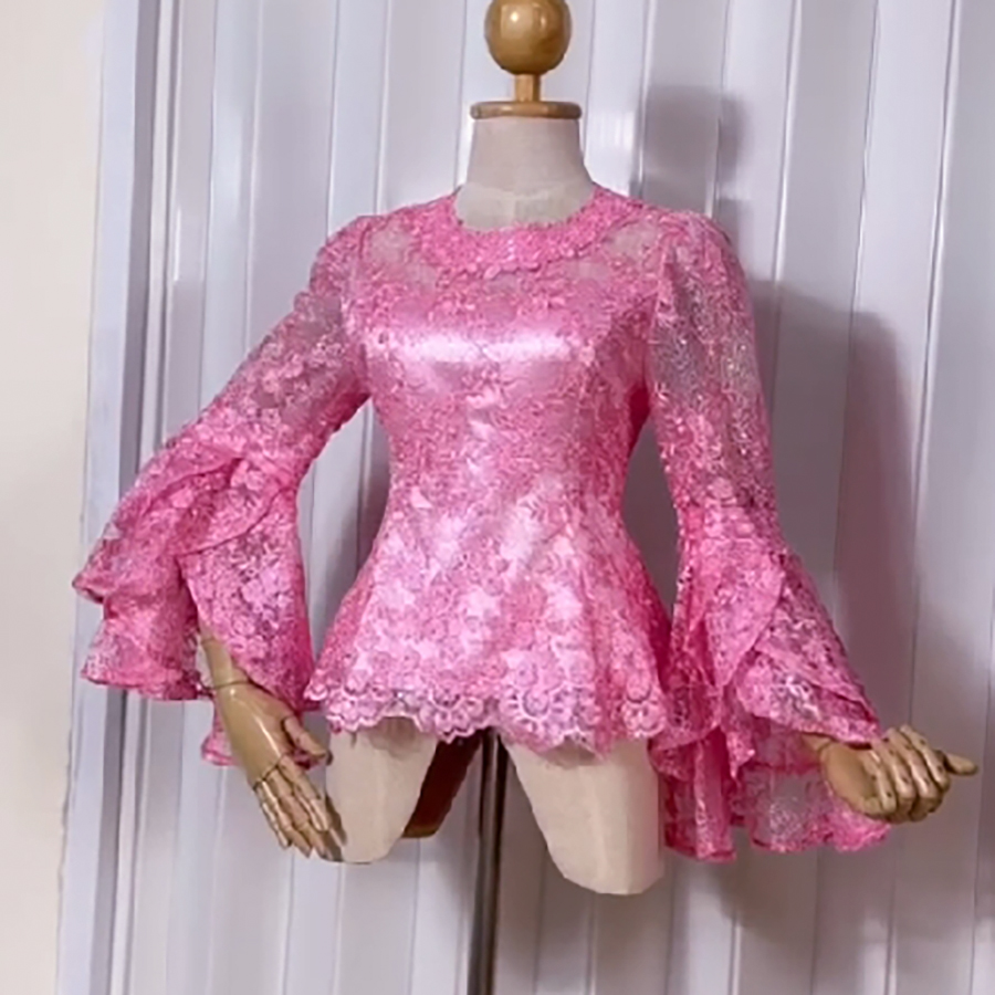 kudapy เสื้อลูกไม้สีชมพูบานเย็น คอกลม แขนกระดิ่ง มีซับใน ซิบหลังอย่างดี ลูกไม้ใยบวบปักเลื่อมเกรดพรีเมี่ยม