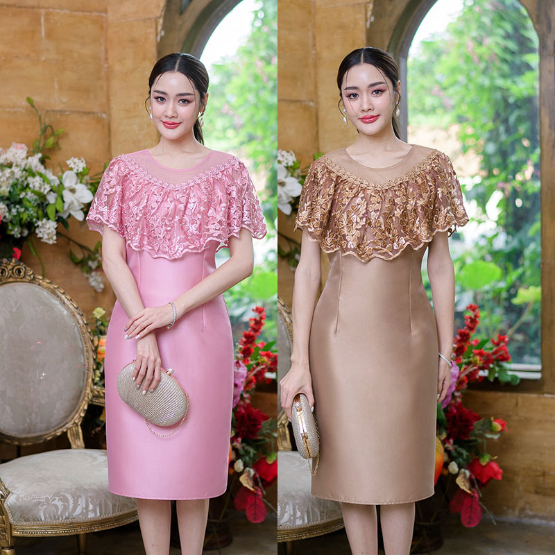 kudapy เดรสสั้นสีชมพู/สีน้ำตาลทอง ผ้าไหมคลุมไหล่เป็นผ้าปักหัวใจปักด้วยเลื่อมโทนสีเดียวกับชุดทำให้ดูวิ้งสวยเบาๆ