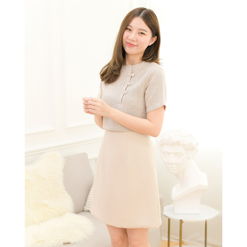 kudapy เดรสสั้นสีกรม/สีครีม/สีดำ ทรงเอ ซิปหลังใส่ง่าย ตัวเสื้อผ้าชาแนล คอจีนติดกระดุมปั๊มสามารถแกะได้จริง