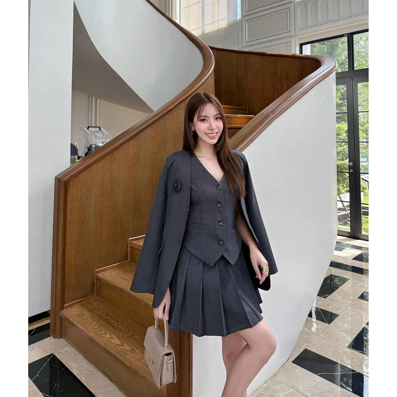 kudapy เซ็ท 4 ชิ้น เสื้อสูท+เสื้อ vestด้านใน +กระโปรง(กางเกงเป็นซับใน)+เข็มกลัดดอกไม้ ใช้ผ้าเดียวกันทั้งเซ็ท ตัวเสื้อสูทมีซับในอย่างดี