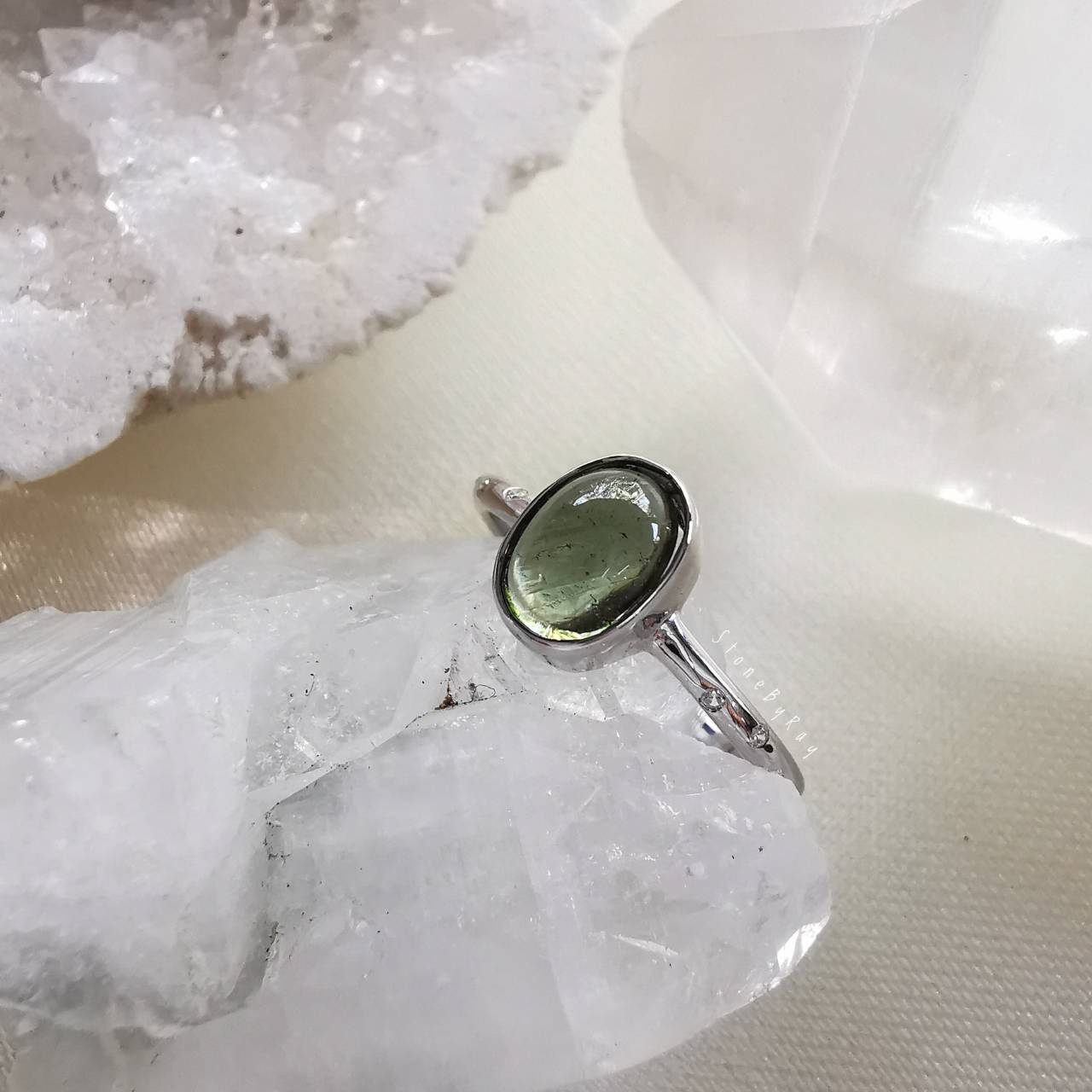 แหวนเงินสะเก็ดดาวโมดาไวต์(Moldavite)