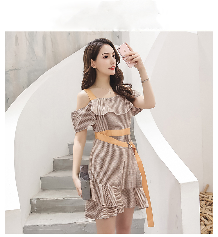 ชุดเดรสสายเดี่ยวสีน้ำตาลอ่อน เปิดไหล่ ปิดต้นแขน กระโปรงดีไซน์เก๋