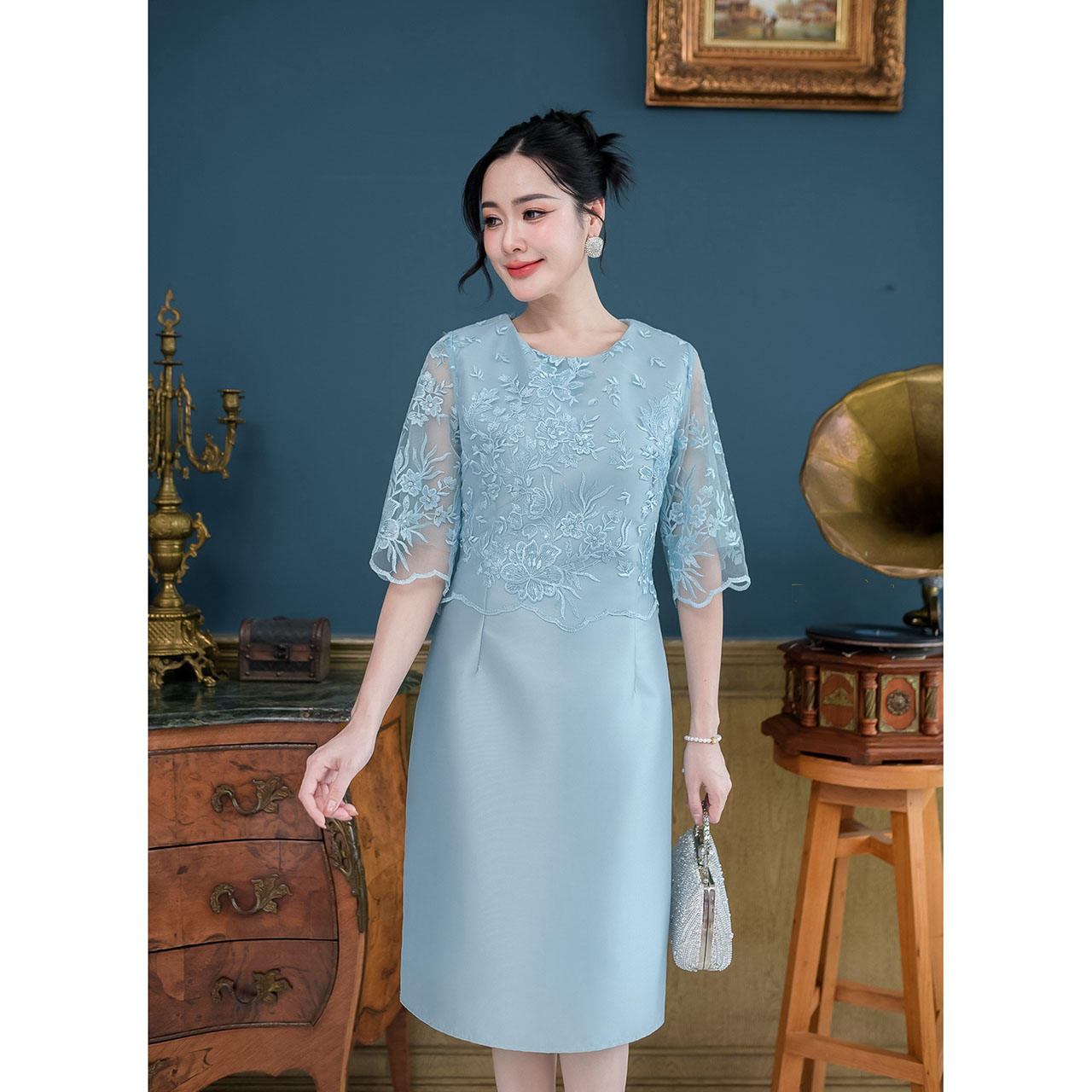 kudapy เดรสสั้น ผ้าไหมช่วงบนดีไซน์เย็บคลุมด้วยลูกไม้ซีทรูปักลายดอกไม้สวยหวาน