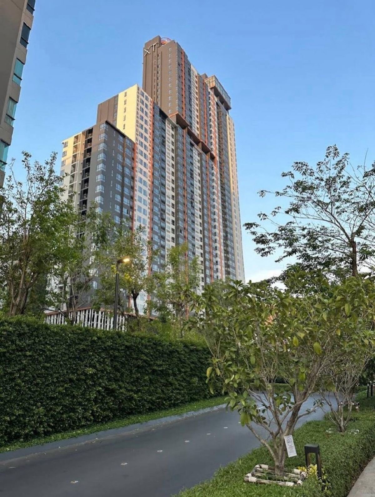 ให้เช่าคอนโด XT Huaikhwang (เอ็กซ์ที ห้วยขวาง) โซน MRT ห้วยขวาง ห้องแบบ 1ห้องนอน / 1ห้องน้ำ / โซนครัวปิด ขนาดห้อง 31 ตรม. ชั้น 23 ตึก A