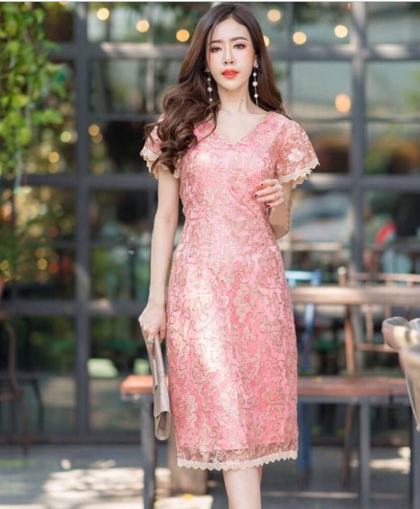 kudapy เดรสสั้นสีแดง, เทา, ทอง, ชมพูโรสโกลด์ ออกงาน เดรสราตรีสั้น เดรสลูกไม้แขนระบายลูกไม้ปักกลิตเตอร์ ดีเทลที่แขนระบายปักลายเชิงลูกไม้ช่วยปกปิดต้นแขน