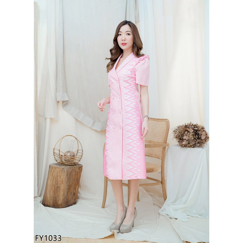 kudapy เดรสยาวคลุมเข่า เดรสผ้าไทยสีชมพู/สีฟ้า คอวีปก แต่งกระดุมหน้า ทรงสวยดูดีน่ารักมากค่ะ งานมีซับในซิบหลัง