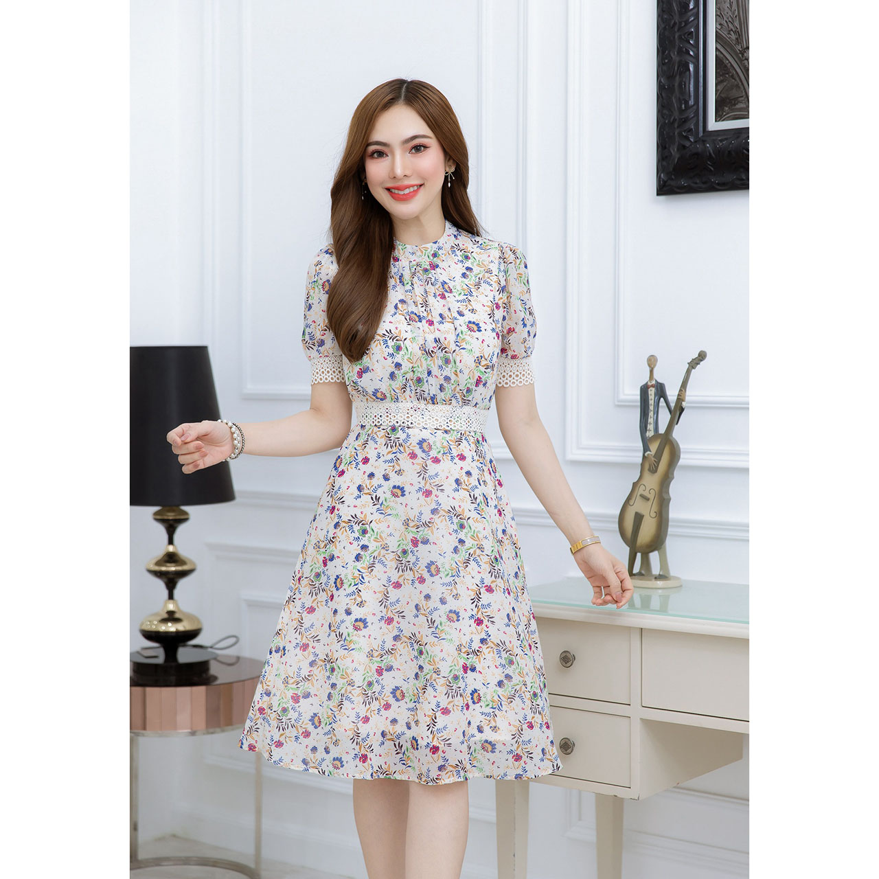 kudapy เดรสชีฟองลายดอกน่ารัก แพทเทิร์นสวย เป็นดีไซน์คอสูง เย็บเป็นจีบช่วงอกให้ดูมีเลเยอร์ เพิ่มความสวยด้วยลูกไม้แต่งช่วงปลายแขน