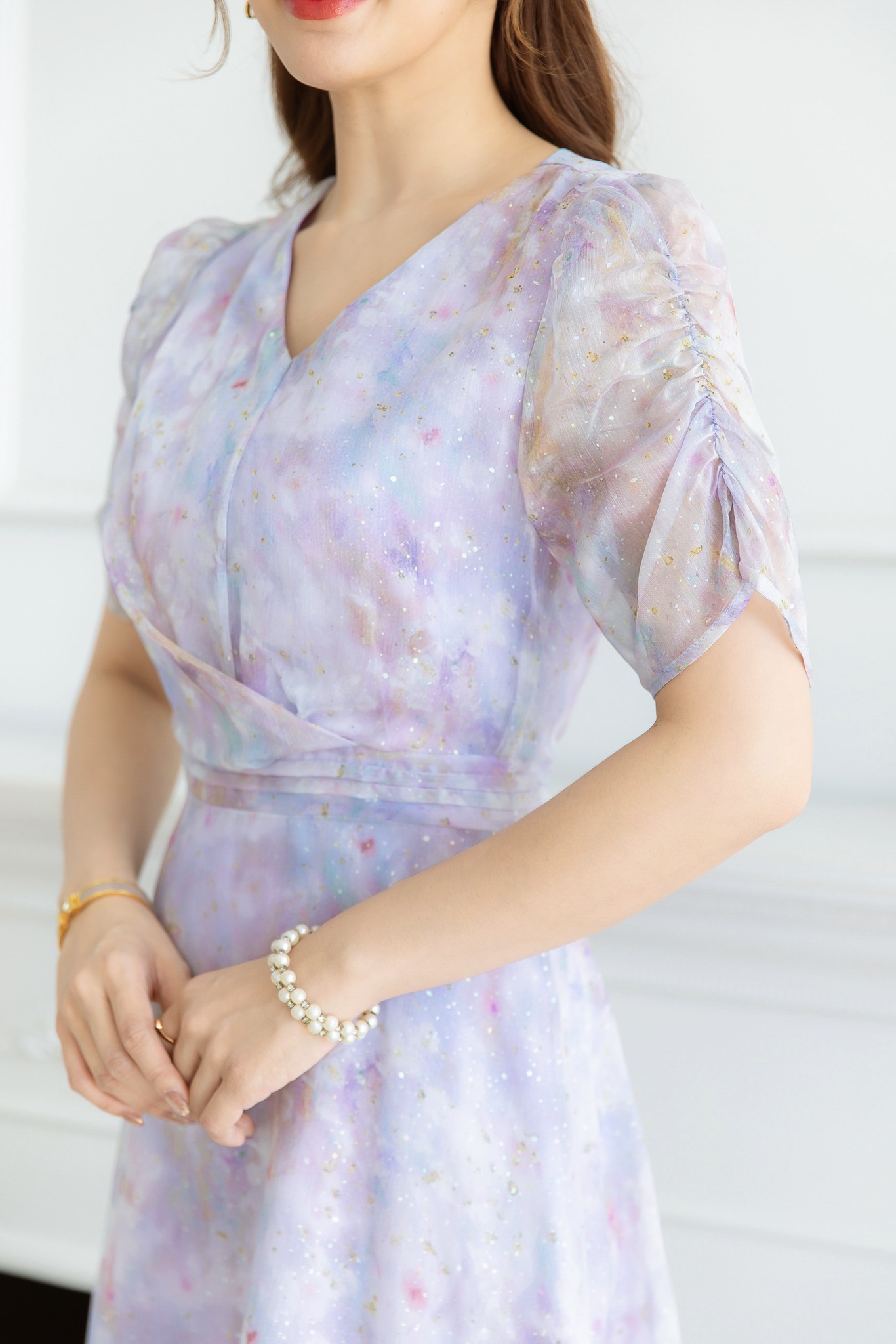 kudapy เดรสผ้าไหมชีฟอง บางเบามีประกายวิ้งค์ๆ ผ้าสีสวยมาก เนื้อผ้าจะโปร่งแสง ดีเทลช่วงแขนเย็บจั้มสวยมีเลเยอร์ ช่วงเอวตีเกล็ด