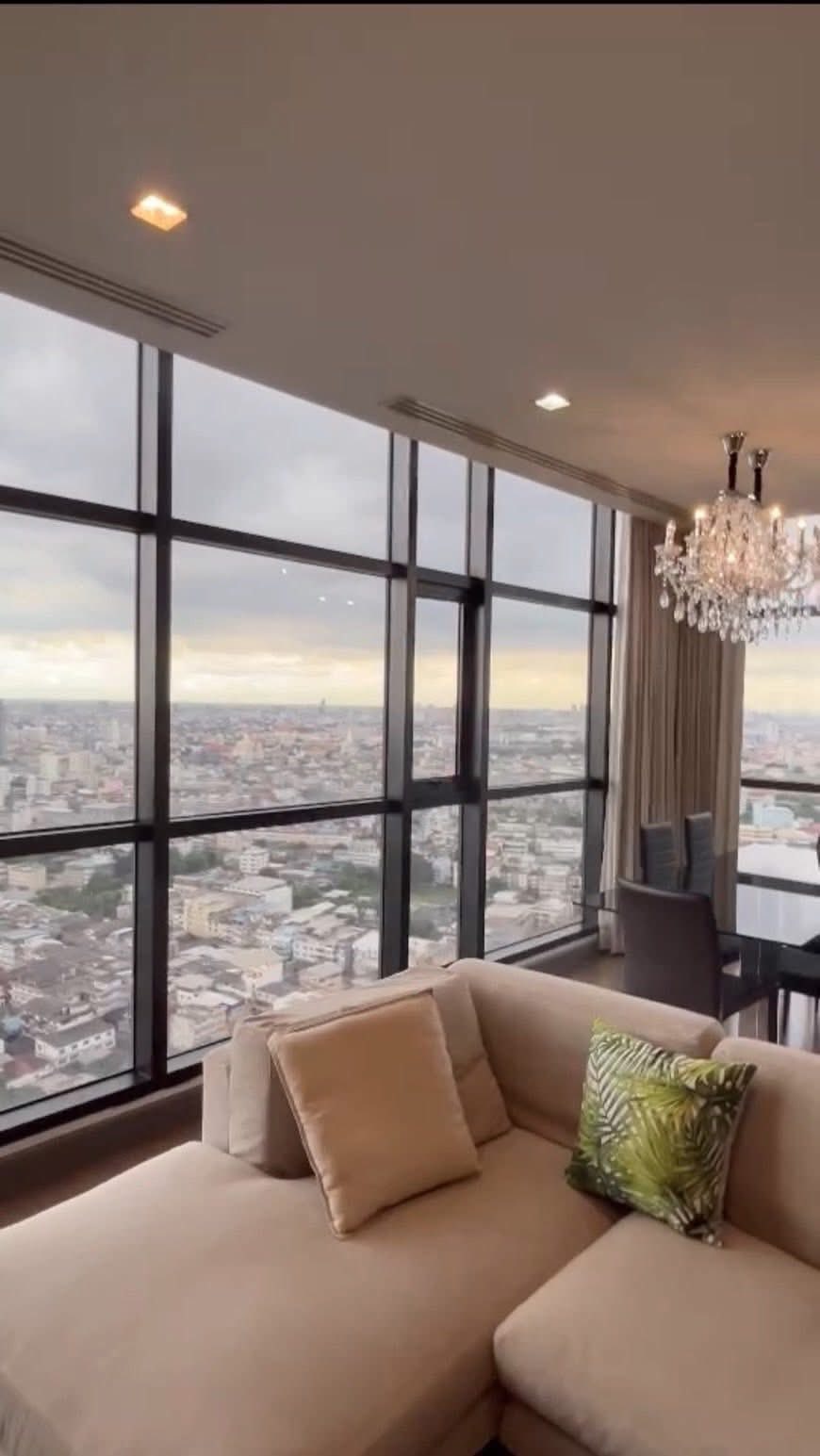 ให้เช่าคอนโด Urbano Absolute Sathon - Taksin (เออร์บาโน่ แอบโซลูท สาทร-ตากสิน) โซน รถไฟฟ้า BTS กรุงธนบุรี ห้องแบบ 3ห้องนอน / 4ห้องน้ำ ขนาดห้อง 165 ตรม. ชั้น 36-37