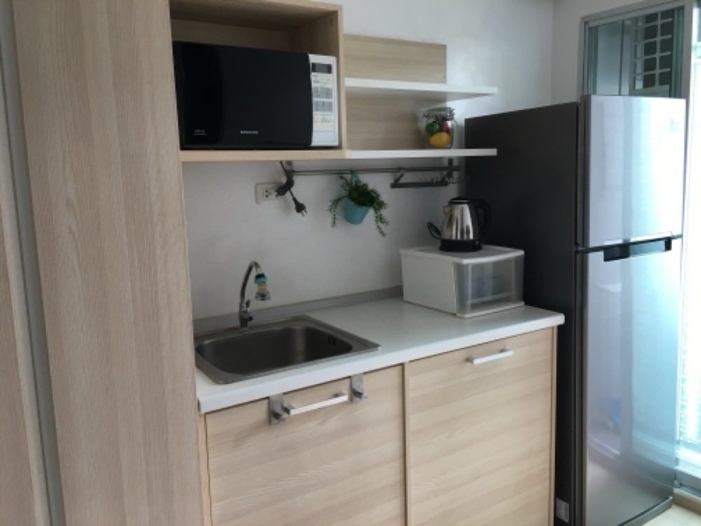 คอนโด Elio Del Ray (เอลลิโอ เดลเรย์) Low Rise โซนพื้นที่ BTS ปุณณวิถี ขายพร้อมผู้เช่าห้องแบบ 1ห้องนอน 1ห้องน้ำ ขนาด 26 ตร.ม. ชั้น 5 อาคาร B วิวสระว่ายน้ำ ขาย 1.75 ล้านบาท (รวมโอน)