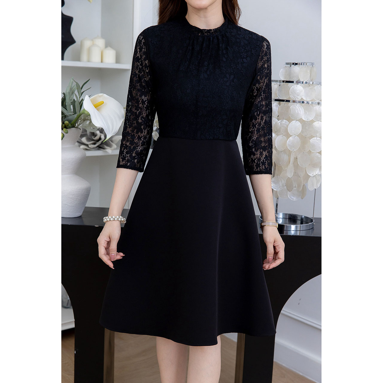 kudapy เดรสสั้นสีขาว/สีดำ ลูกไม้แขนห้าส่วน ตัดต่อกระโปรงผ้าพื้น สวยเรียบหรู ช่วงคอจับจีบ ดูสวยหวานนิดๆ ใช้ลูกไม้และผ้าพื้นคุณภาพ