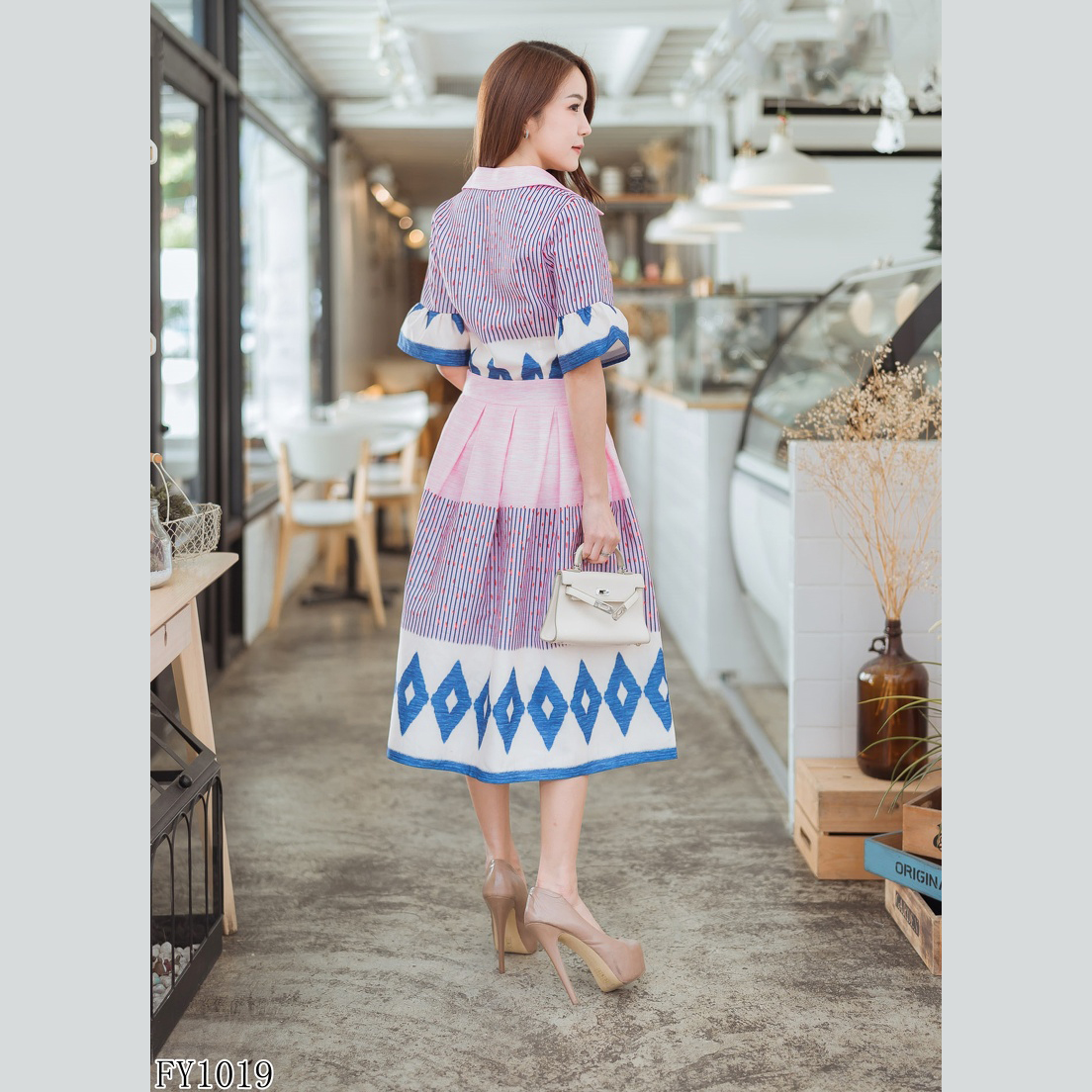 kudapy เดรสสั้นผ้าไทยคอปกลายสี่เหลี่ยมเพชรสีเขียว/สีชมพู แขนสั้นระบายชาย มีซับใน ซิบหลังค่ะ