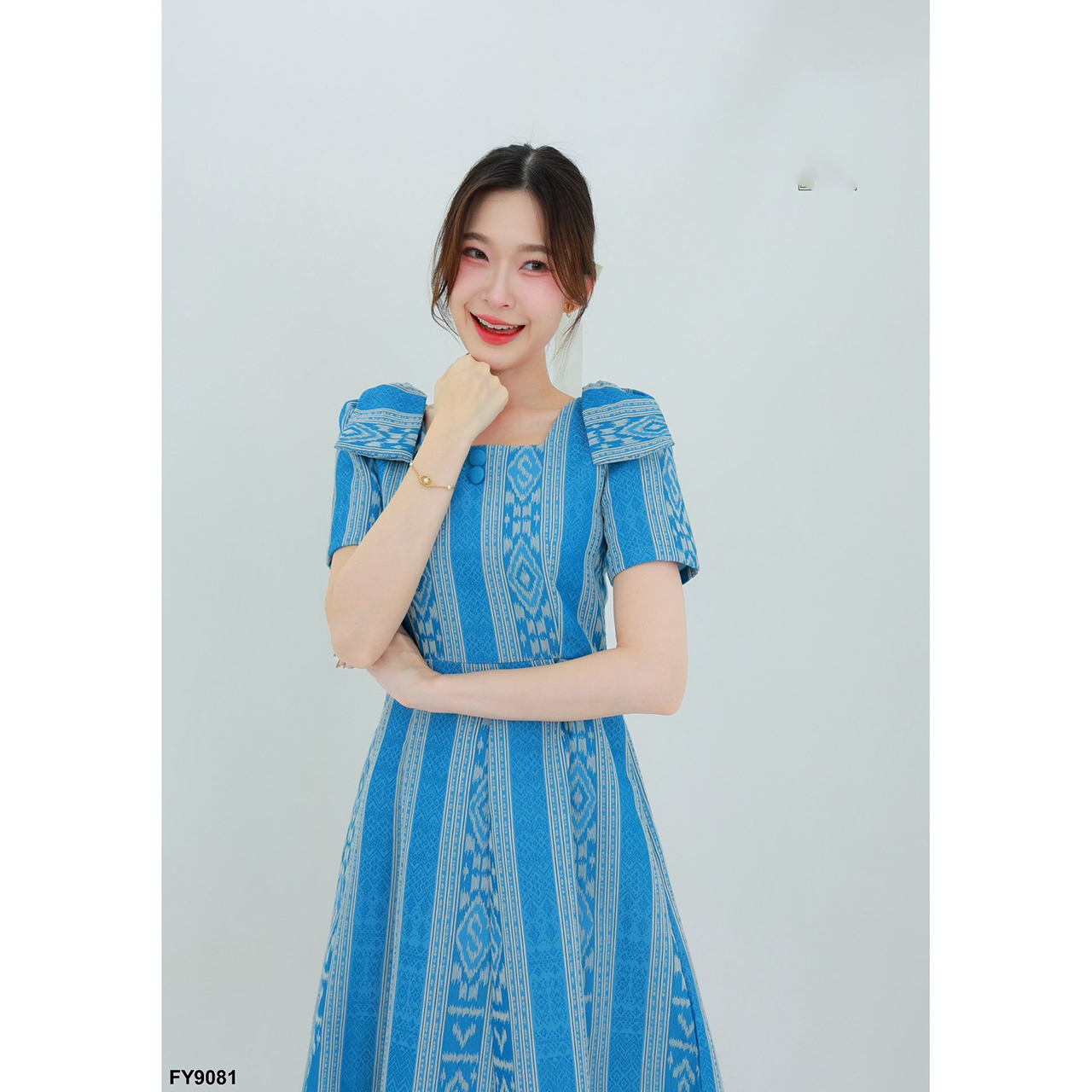 kudapy เดรสลายผ้าไทยแขนสั้นคอเสื้อคอสี่เหลี่ยมแต่งโบว์ที่ไหล่ กระโปรงทรงบา