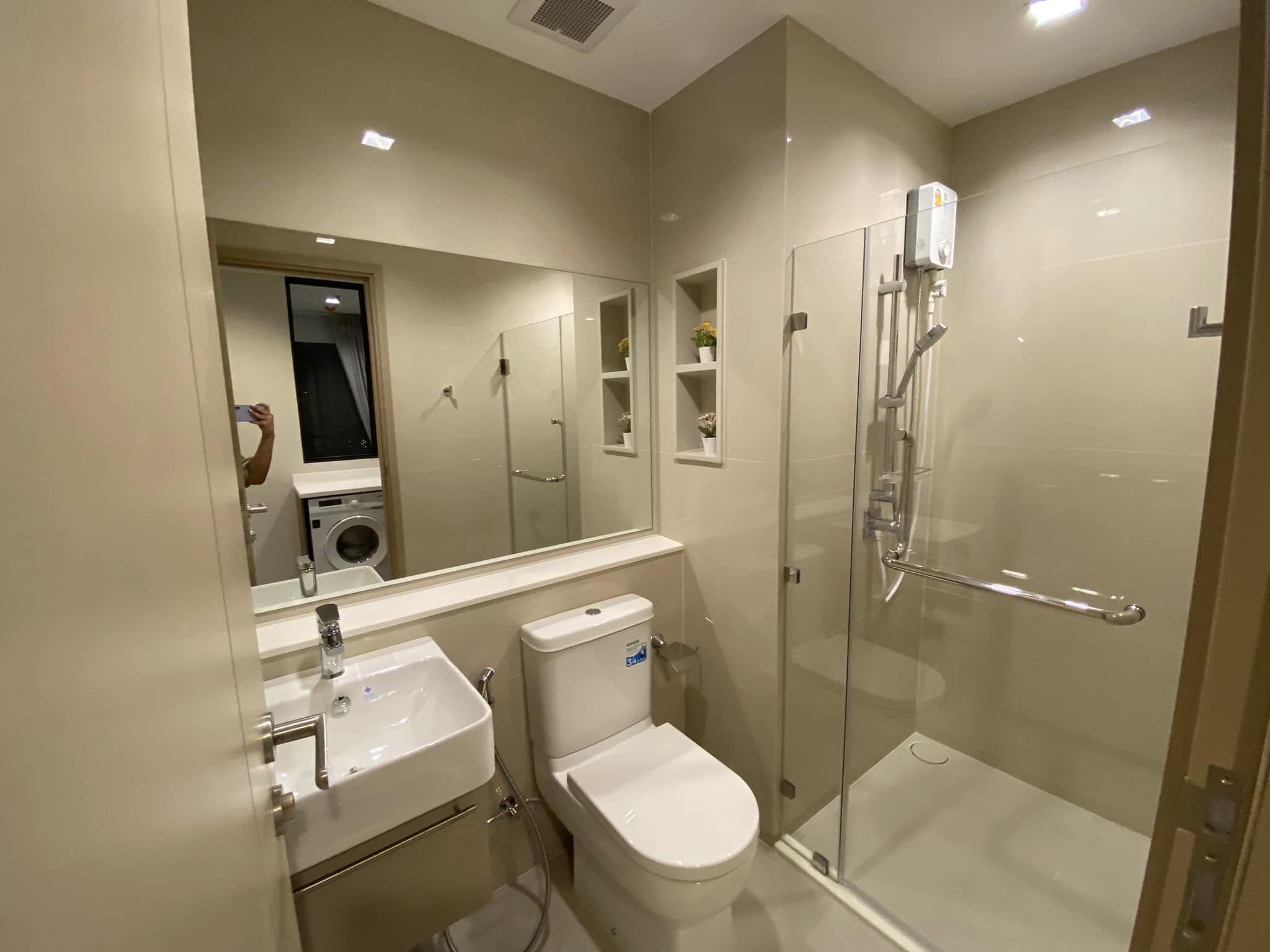 ให้เช่าห้องห้องใหม่น่าอยู่ชั้นสูงห้องมุมวิวไม่บล็อค สอบถามแอด Line ID : Smile-easy ที่ Life Sathorn Sierra (ไลฟ์ สาทร เซียร์รา)